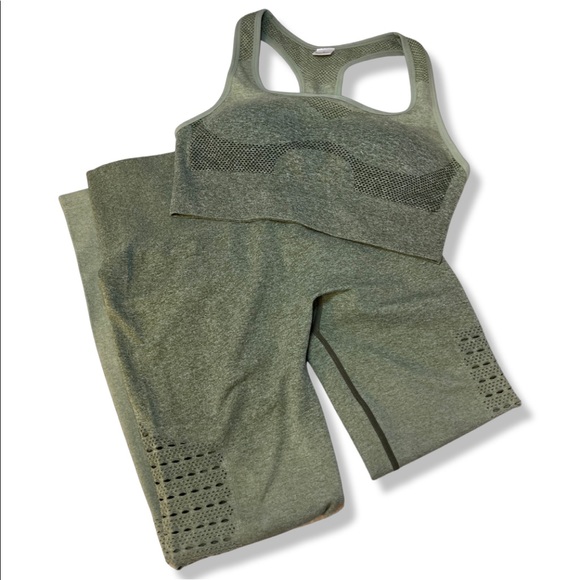 SOLD Work Out Set Boutique DEAL OF THE DAY - Picture 4 of 13